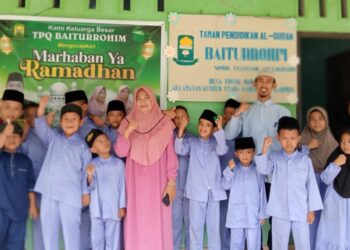 Kepala Desa Tanjung Berlian Barat Tri Wibowo Mengunjungi TPQ Baiturahman
