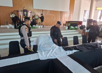 Pastikan Ibadah Jumat Agung Berjalan Aman, Polsek Tanjungpinang Timur Monitoring Sterilisasi dan Pengamanan Gereja