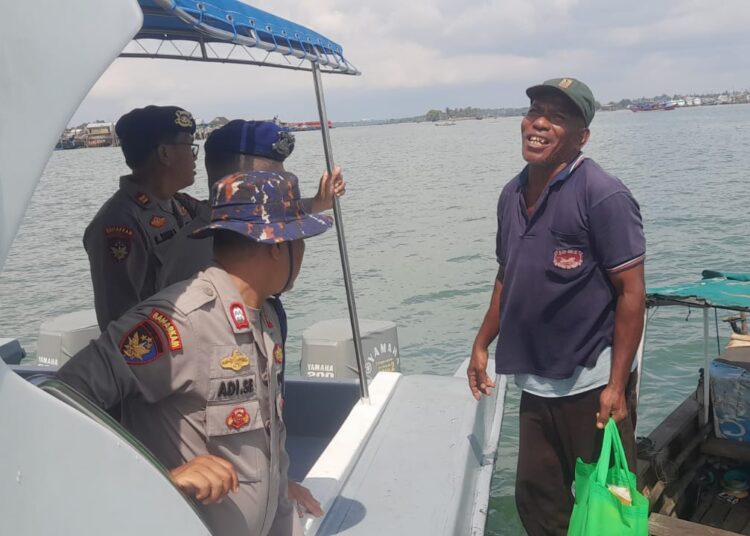 Sat Polairud Polresta Tanjungpinang Gelar Jumat Berkah, Salurkan Bansos untuk Masyarakat Pesisir