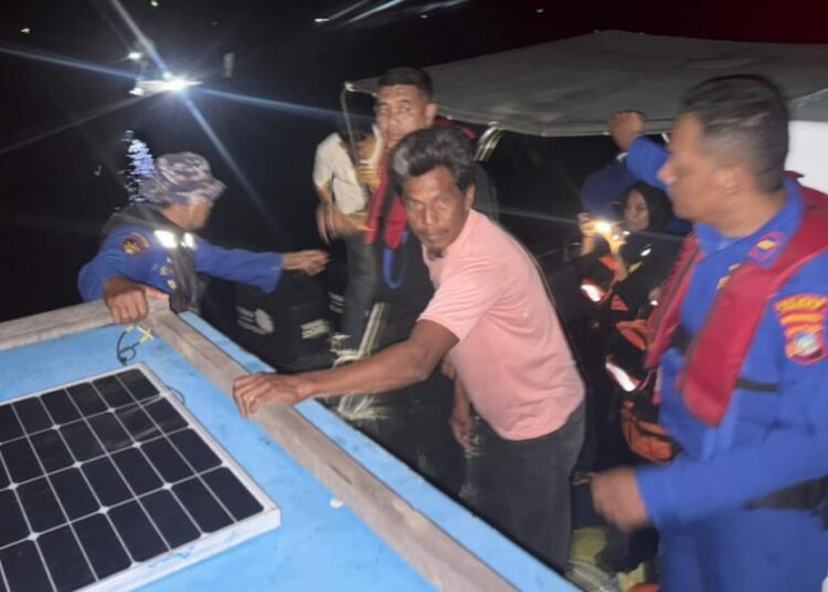 Satpolairud Polres Karimun Jemput Nelayan Hanyut di Perairan Malaysia