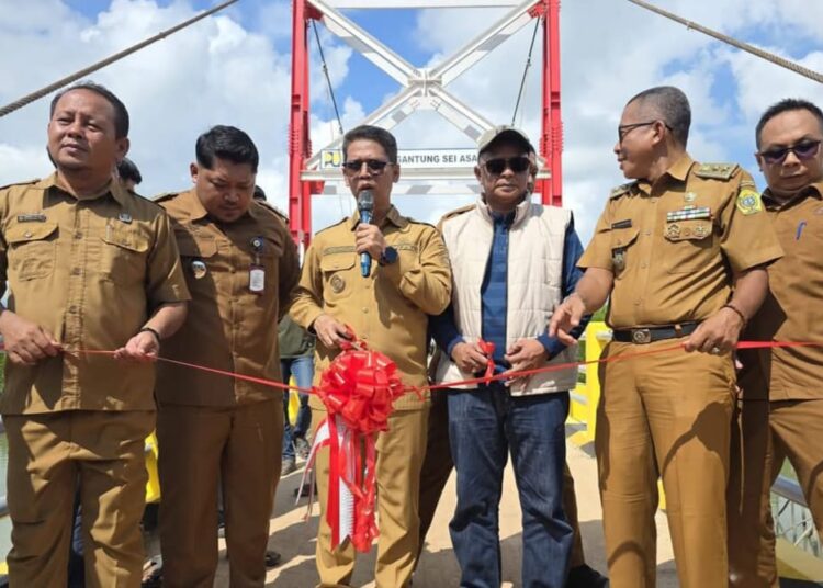 Bupati Karimun Resmikan Jembatan Gantung Tok Kenot Penghubung Desa Tebias dan Desa Sungai Asam Kecamatan Belat