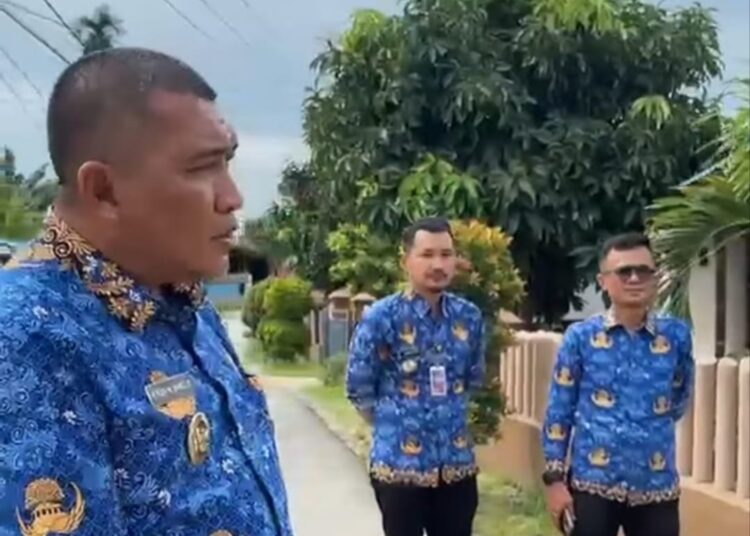 Wabup Karimun Rocky Marciano Bawole Meninjau Secara Langsung Jalan Paya Togok Laut yang Akan Diaspal
