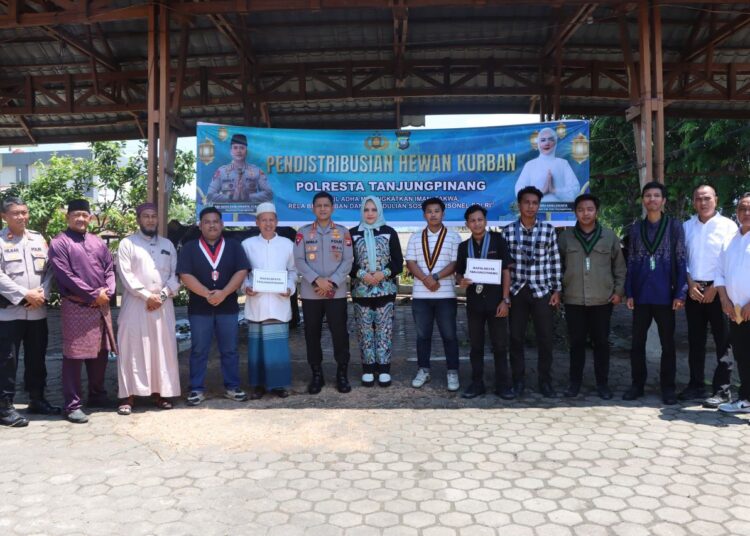 Polresta Tanjungpinang Salurkan Hewan Kurban ke Masjid dan Pondok Pesantren