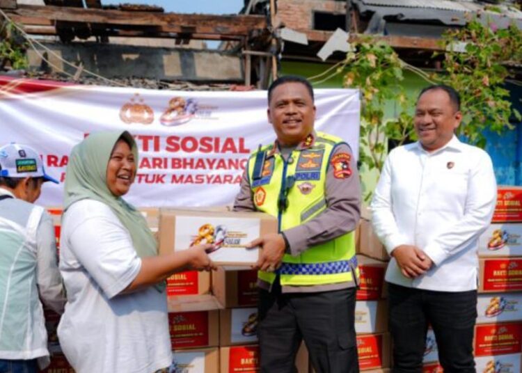 Sentuhan Kasih Polri di Kemayoran: Kakorlantas Wakili Kapolri Salurkan Bansos untuk Korban Kebakaran