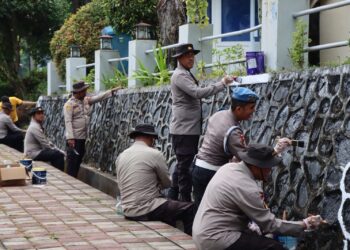 Polsek Tanjungpinang Kota Laksanakan Bakti Religi, Gotong Royong di Gereja Jelang Hari Bhayangkara ke-80