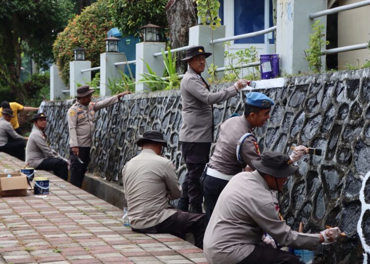 Polsek Tanjungpinang Kota Laksanakan Bakti Religi, Gotong Royong di Gereja Jelang Hari Bhayangkara ke-80