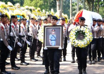 Kakorlantas Polri Pimpin Upacara Pelepasan Jenazah Mantan Kapolda Jabar 2006 Irjen Pol. (Purn) Paiman