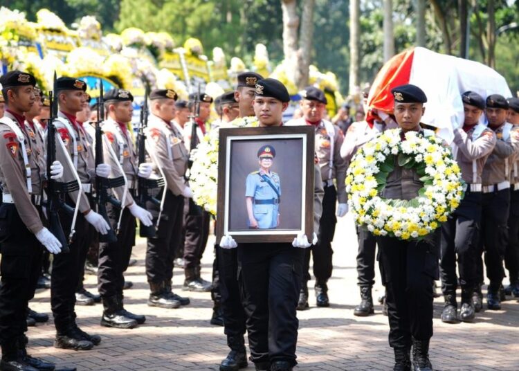 Kakorlantas Polri Pimpin Upacara Pelepasan Jenazah Mantan Kapolda Jabar 2006 Irjen Pol. (Purn) Paiman