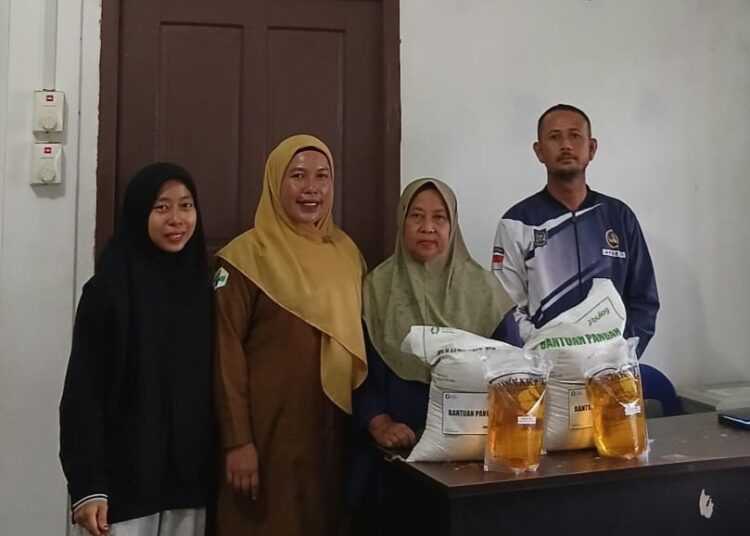 Pemdes Tanjung Kilang Salurkan PBP Untuk 133 KPM, Berupa Beras dan Minyak Goreng