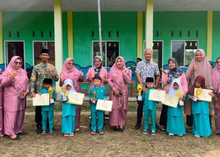 Pemerintah Desa Tanjung Berlian Barat Menghadiri Pemberian Rapot Sekolah PAUD KB tahun 2026