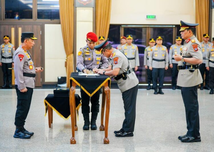Kapolri Pimpin Pelantikan dan Sertijab Enam Kapolda Jajaran