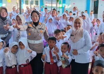 Kepsek SDN 39 Hulondalangi Fitri Datau A. Flores Prakarsai Sosialisasi Tertib Lalu Lintas, Kasat Lantas dan Kejari Kota Gorontalo Hadir Bekali Siswa dalam MPLS