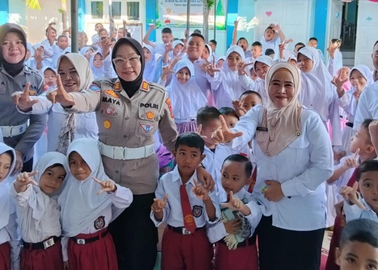 Kepsek SDN 39 Hulondalangi Fitri Datau A. Flores Prakarsai Sosialisasi Tertib Lalu Lintas, Kasat Lantas dan Kejari Kota Gorontalo Hadir Bekali Siswa dalam MPLS
