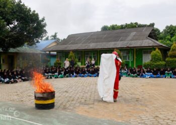 PT TIMAH Memberikan Pendidikan Keselamatan Kebakaran dan Simulasi Tanggap Darurat di Sekolah Islam Darul Furqan Kecamatan Kundur Barat