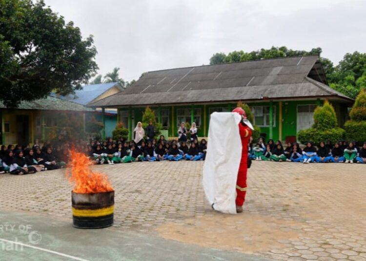 PT TIMAH Memberikan Pendidikan Keselamatan Kebakaran dan Simulasi Tanggap Darurat di Sekolah Islam Darul Furqan Kecamatan Kundur Barat