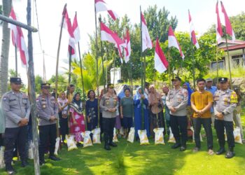 Polsek Belakang Padang Bersama Kabid Humas Polda Kepri Bagikan Bendera Merah Putih dan Bantuan Sosial kepada Masyarakat Sambut HUT ke-81 Kemerdekaan RI