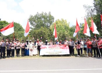 Dirpamobvit  Polda Kepri Bagikan  2.001 Bendera Merah Putih dan Sembako Kepada Masyarakat dalam Rangka HUT ke-81 Kemerdekaan Republik Indonesia