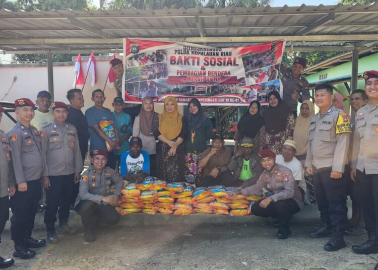 Ditreskrimsus Polda Kepri Bagikan dan Pasang Bendera Merah Putih Bersama Masyarakat, Perkuat Semangat Kebangsaan