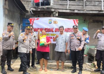 Polsek Bengkong Bagikan Bendera Merah Putih dan Salurkan Bantuan Sosial Sambut HUT Ke-81 Kemerdekaan RI