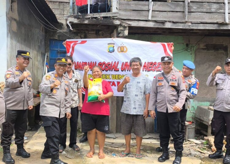 Polsek Bengkong Bagikan Bendera Merah Putih dan Salurkan Bantuan Sosial Sambut HUT Ke-81 Kemerdekaan RI
