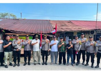 Polsek Lubuk Baja dan Polsek Batu Aji Bagikan Bendera Merah Putih untuk Semarakkan HUT Ke-81 Kemerdekaan Republik Indonesia