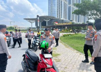 Bagops, Satpolairud, Sattahti, dan Sipropam Polresta Barelang Bagikan Bendera Merah Putih untuk Semarakkan HUT Ke-81 Kemerdekaan Republik Indonesia.