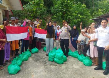 Polri Hadir di Tengah Masyarakat, Polsek Belakang Padang Salurkan Paket Sembako dari Kapolresta Barelang