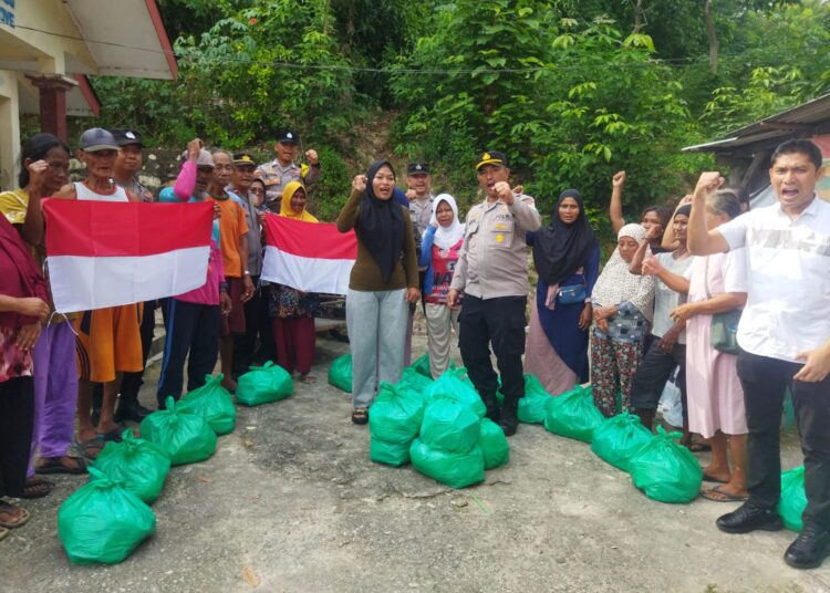 Polri Hadir di Tengah Masyarakat, Polsek Belakang Padang Salurkan Paket Sembako dari Kapolresta Barelang