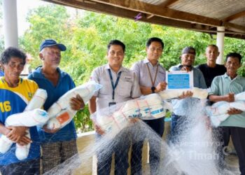 PT TIMAH Serahkan Bantuan Jaring Tangkap Ikan untuk Perkumpulan Nelayan Keluruhan Sawang Kecamatan Kuta