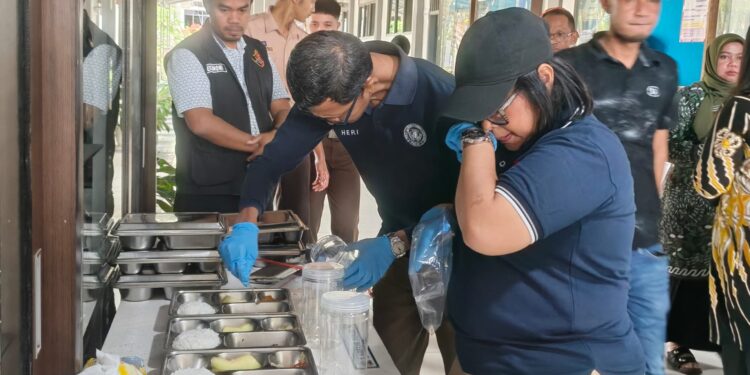 Tim Labfor Dari Polda Sumut Terjun Langsung Menyelidiki SPPG Pasca Siswa Keracunan di SMA Negeri Berastagi