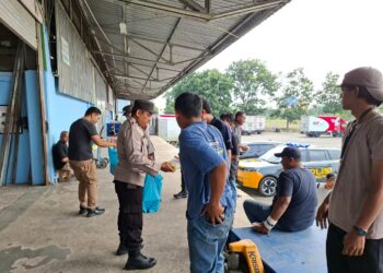Berbagi dan Peduli, Polsek Kawasan Bandara Hang Nadim Gelar Jumat Berkah di Bandara Hang Nadim