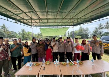Polwan Polresta Barelang Gelar Minggu Kasih, Berbagi Bingkisan kepada Anak Yatim di Kampung Belongkeng