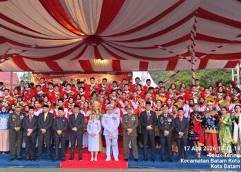 Polresta Barelang Hadiri Penurunan Bendera Merah Putih dalam Rangka HUT Ke-81 Kemerdekaan RI
