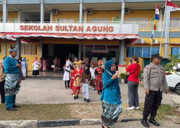 Satbinmas Polresta Barelang Dampingi Pawai Karnaval Sekolah Yayasan Sultan Agung Batam