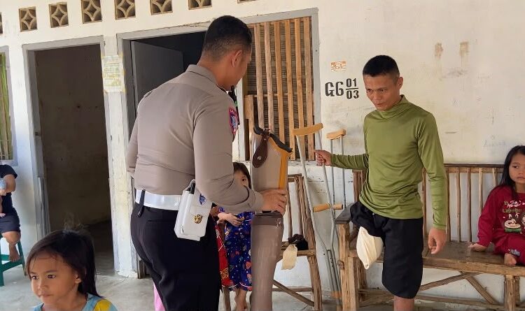 LIUSMAN LAIA Korban Laka Lantas Dapat Kaki Palsu dari Satlantas Polres Bintan, Wujud Kepedulian Sosial Polri