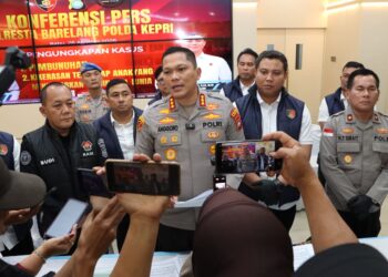 Kapolresta Barelang Pimpin Konferensi Pers Pengungkapan Kasus Kekerasan Terhadap Anak yang Mengakibatkan Korban Meninggal Dunia