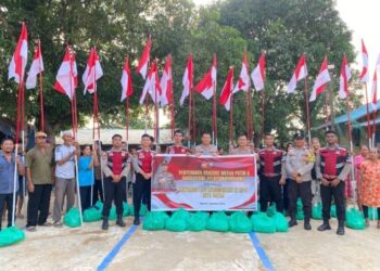 Satlantas, Sat Samapta, dan Sat Binmas Polresta Barelang Bersinergi Semarakkan HUT Ke-81 RI Melalui Pembagian Bendera Merah Putih dan Bantuan Sosial