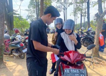 Sihumas dan Sitik Polresta Barelang Bersinergi Bagikan Bendera Merah Putih kepada Pengguna Sepeda Motor Sambut HUT Ke-81 Kemerdekaan Republik Indonesia