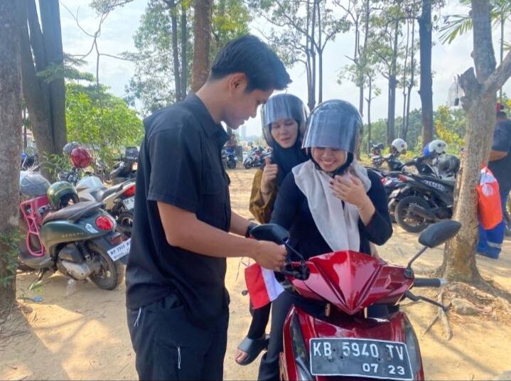 Sihumas dan Sitik Polresta Barelang Bersinergi Bagikan Bendera Merah Putih kepada Pengguna Sepeda Motor Sambut HUT Ke-81 Kemerdekaan Republik Indonesia